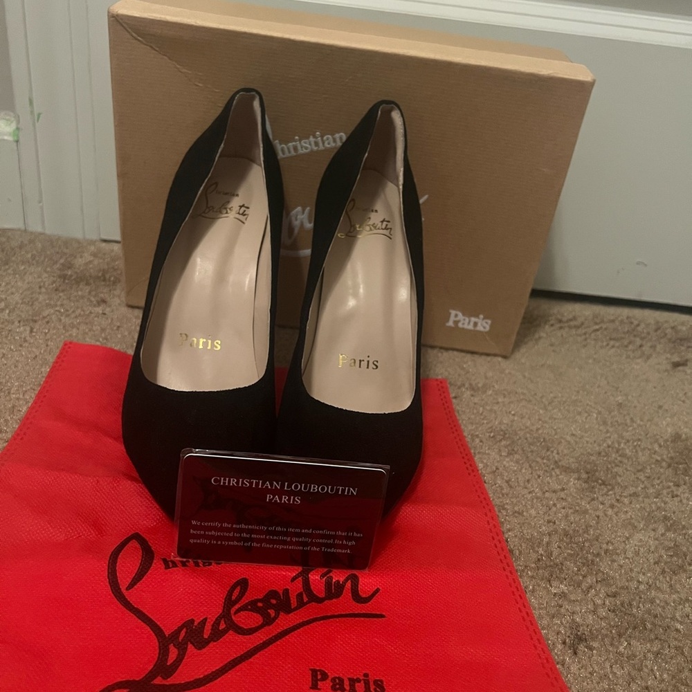 Christian Louboutin So Kate classic heel!